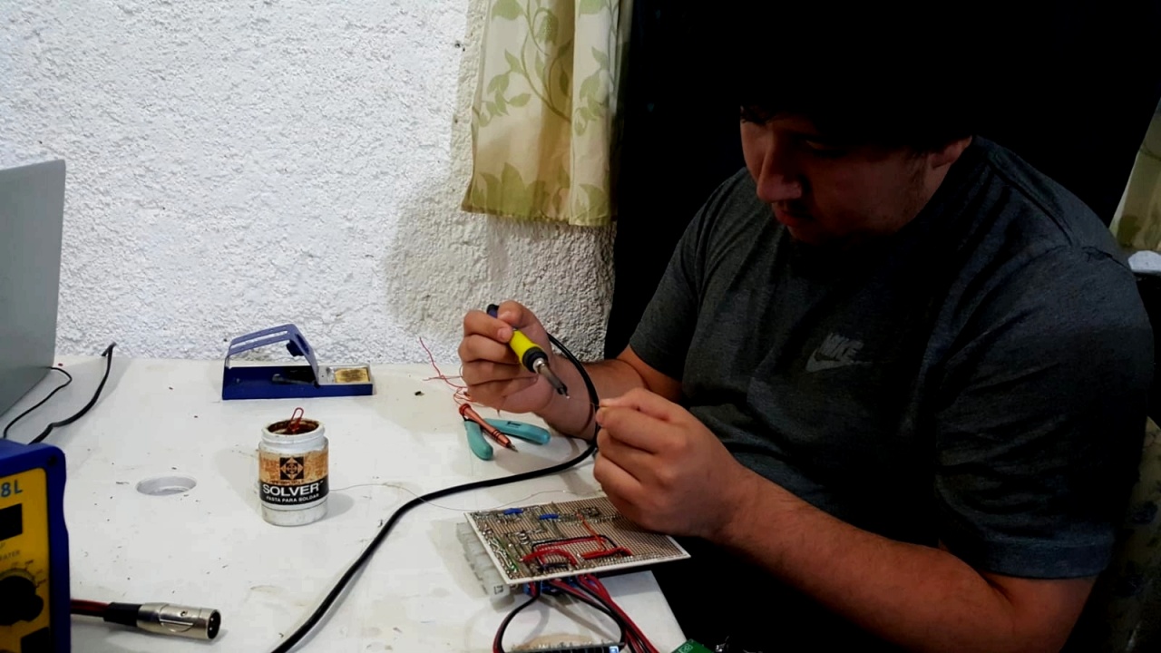 Brayam trabajando en el circuito del Isiukak